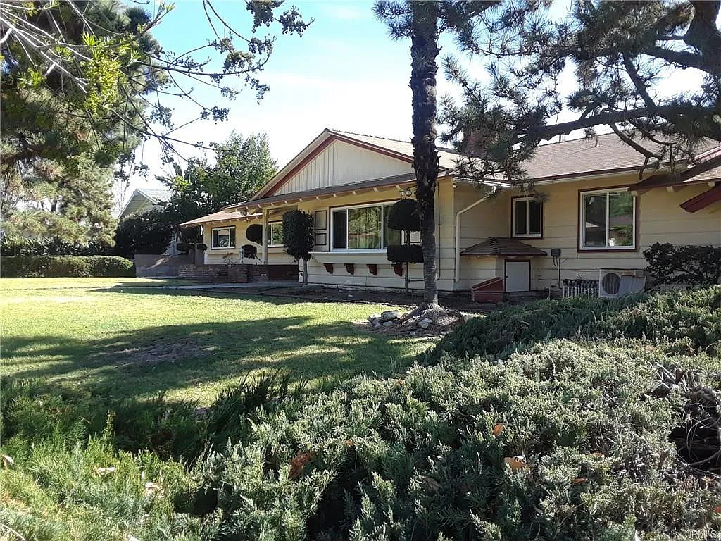4 bed, 2910 sqft, $5,300 — Photo 2