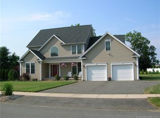 5 Newbury Rd, Cromwell, CT 06416