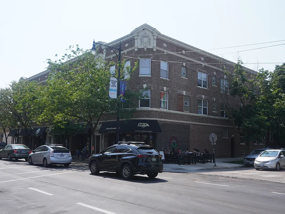 6355 N Lakewood Ave #2E