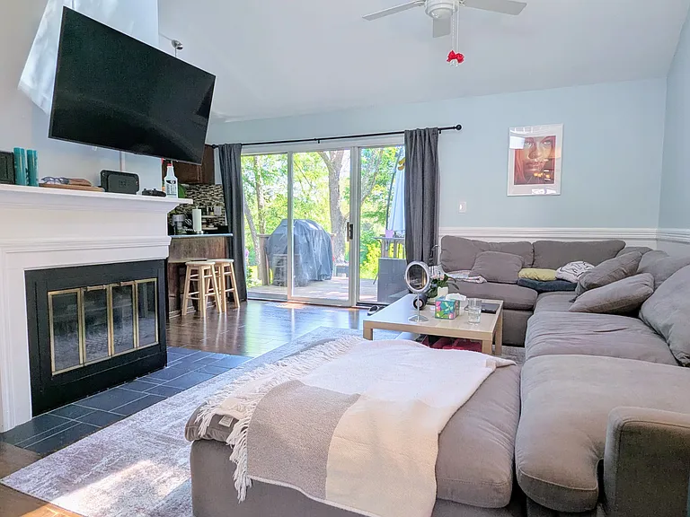 319 W Doral Ct — Photo 3