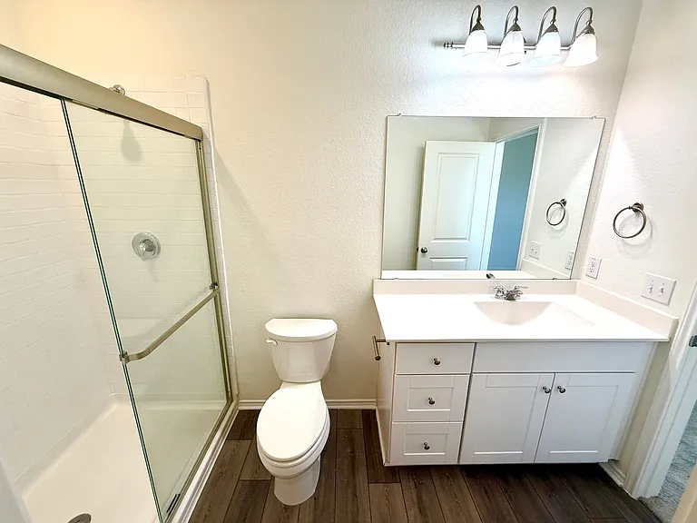 5006 Jovian — Photo 11