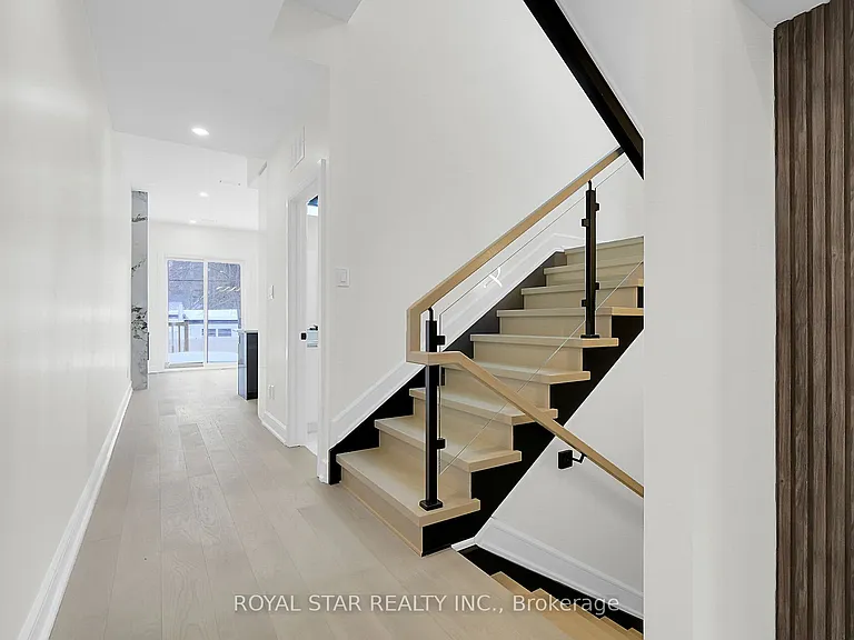 553 Mutual St — Photo 3