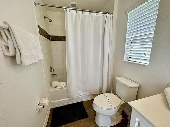 3rd image of 2595 Rosemont Cir #1