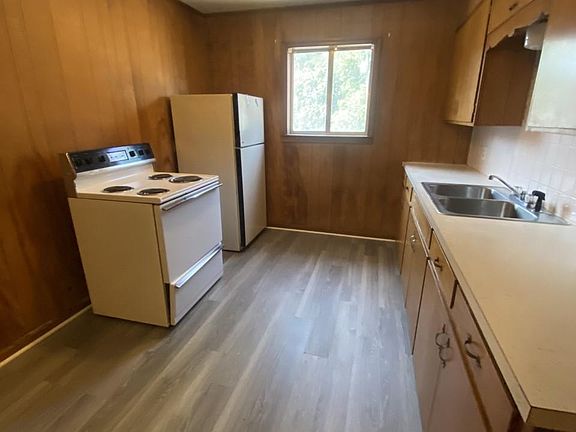 5th image of 110 E 7th St APT 8