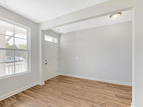 4th image of 1002 Green Meadow Ln