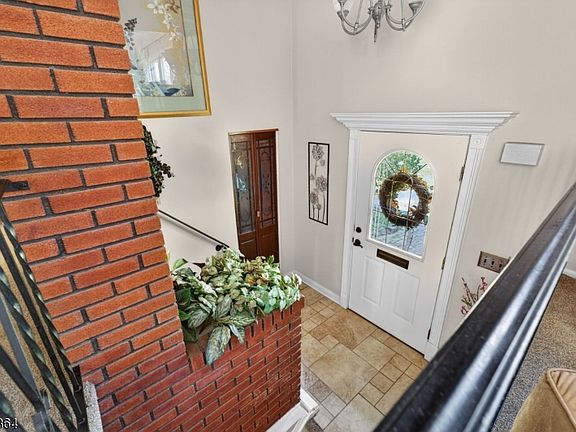 3rd image of 17 Lynn Ct