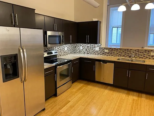 2 bed, 1050 sqft, $1,998 — Photo 2