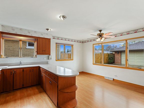 5th image of 1526 Raymond Ave