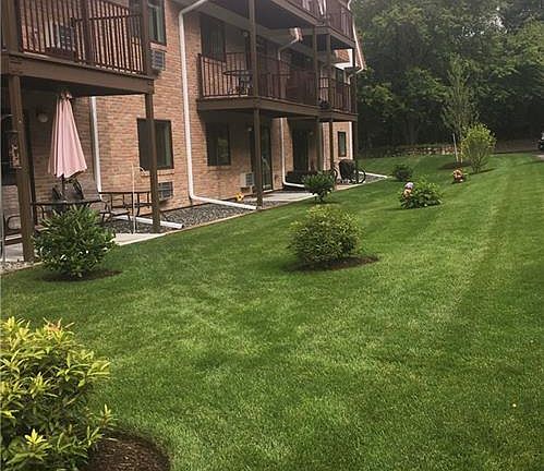 3rd image of 752 Quaker Ln APT 214