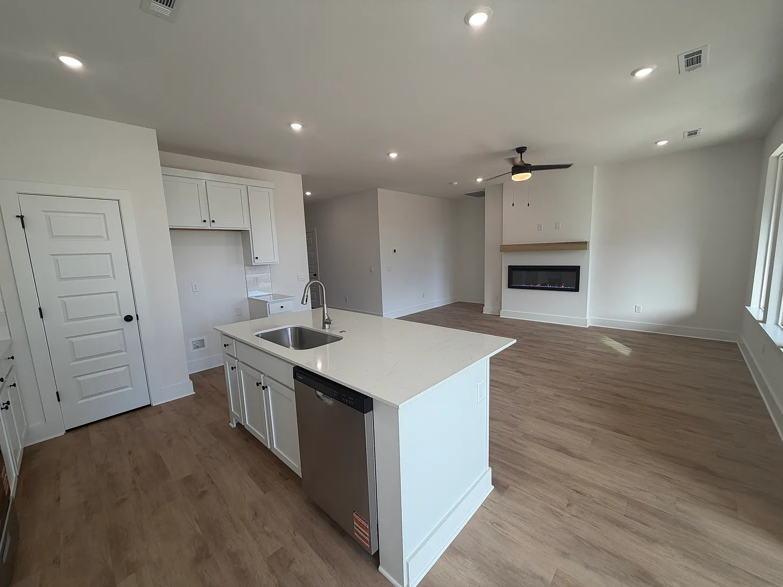4 bed, 2450 sqft, $2,200 — Photo 3