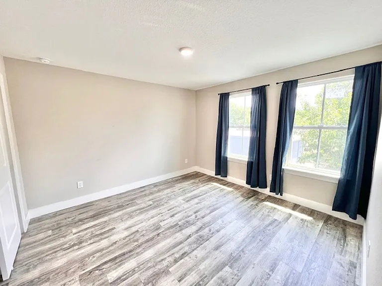 907 Randall St — Photo 9