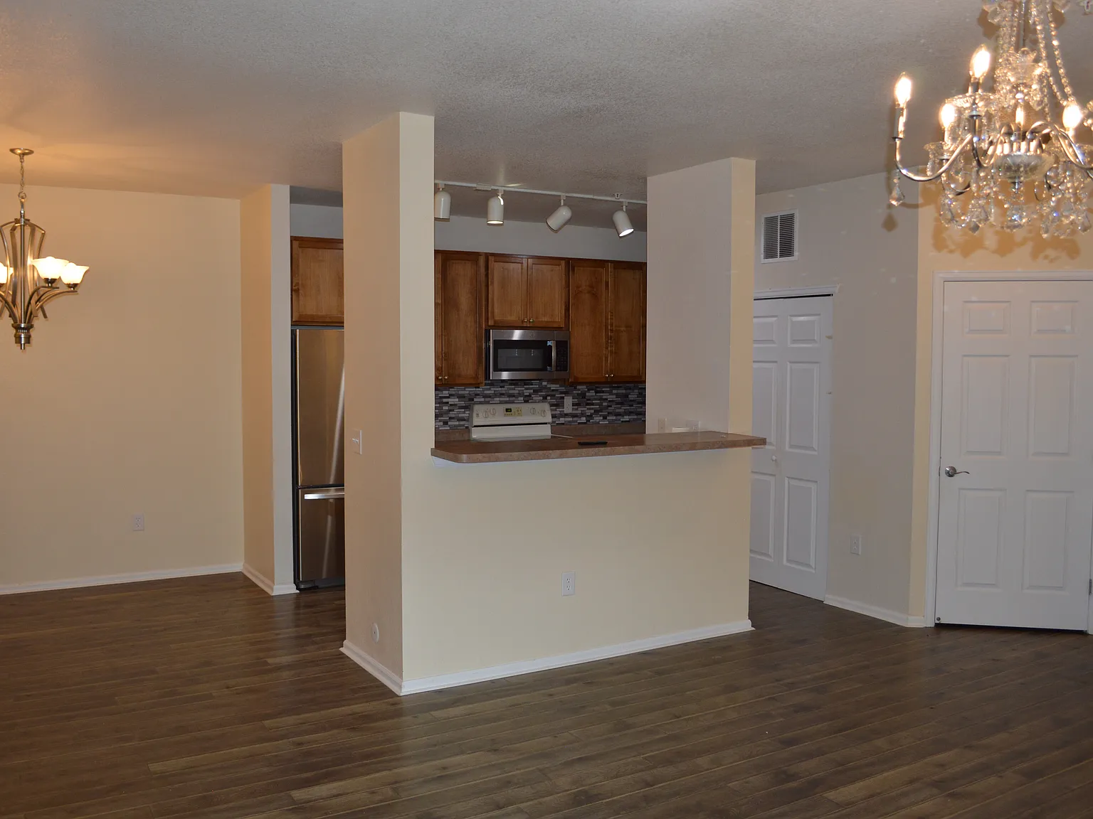 2 bed, 1174 sqft, $1,900 — Photo 1