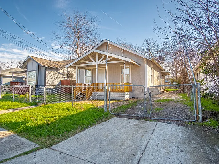 1518 Burnet St — Photo 2