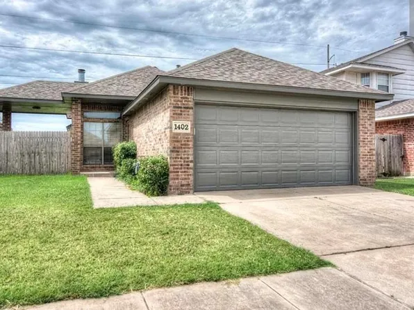 1402 SW 25th St, Moore, OK 73170