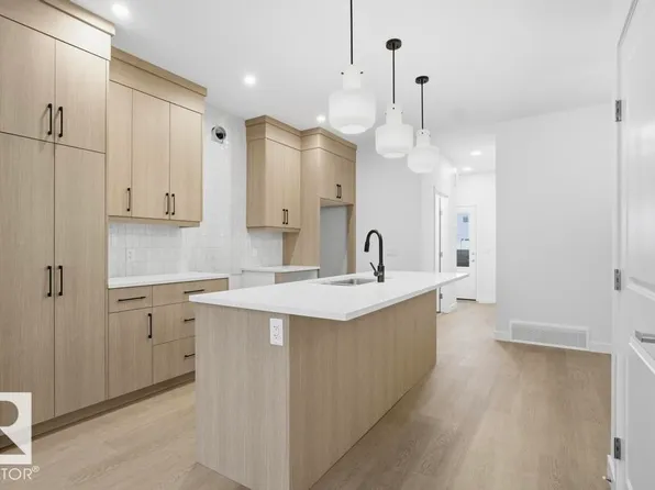 3763 Erlanger Dr NW, Edmonton, AB T6M 1R9