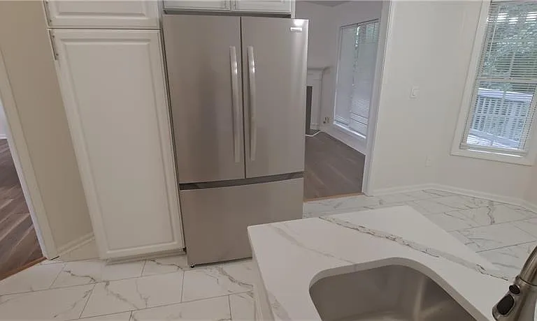 1050 Hillary Ln — Photo 4