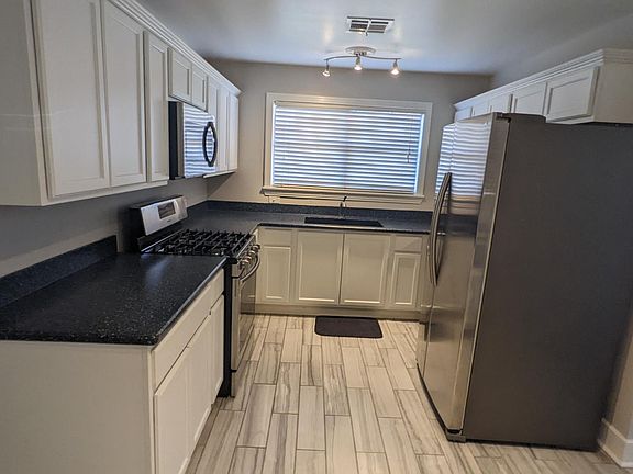 Kitchen - included gas stove, microwave, refrigerator, dishwasher