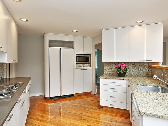 Spacious Modern Kitchen