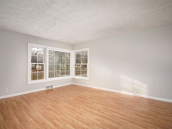 5th image of 2390 Wallace Dr