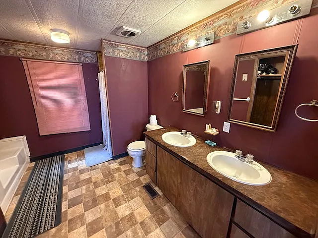 Master bath with 2 sinks!