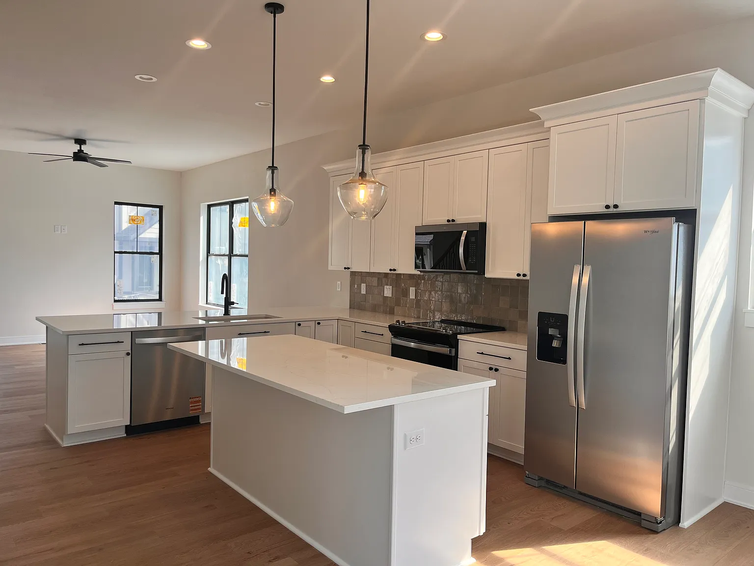 3 bed, 2.5 bath, 2300 sqft, $3,800 — Photo 3