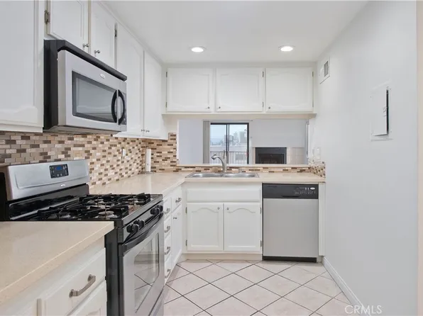 21040 Parthenia St APT 26, Canoga Park, CA 91304