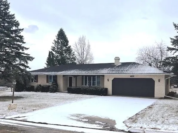 550 W Fairway Dr, Lena, IL 61048
