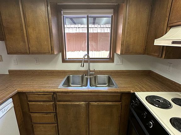 3rd image of 901 Royal Ct APT 4