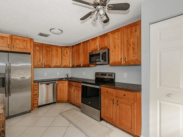161 Meadows Dr #161 — Photo 2