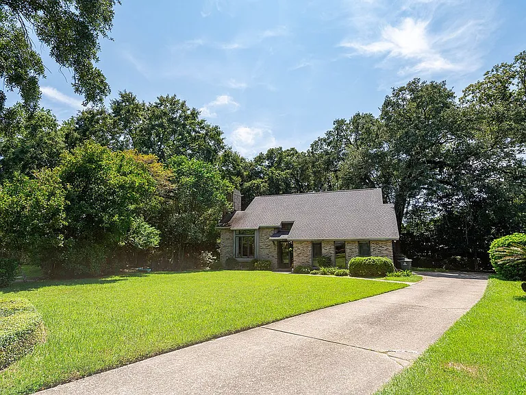 3724 Longchamp Cir — Photo 53