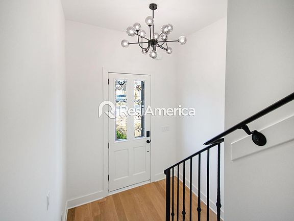 4th image of 631 Jefferson Ave