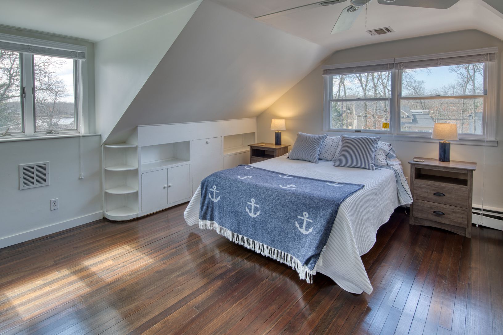  Two 2nd floor guest rooms both have a Queen bed