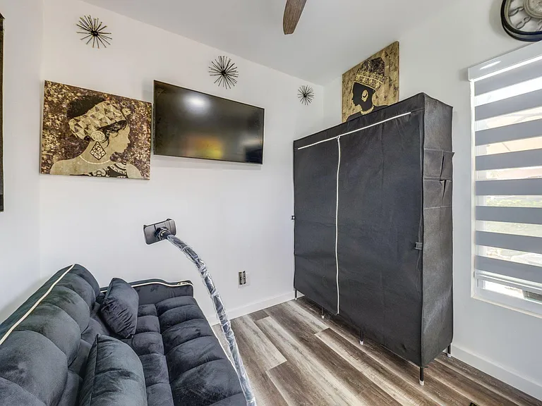 Living room /bedroom/ closet