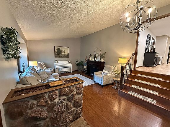 3rd image of 207 Valley Dr