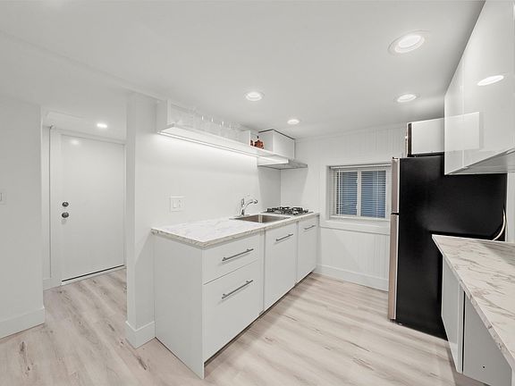 2nd image of 1025 W 31st Pl #G