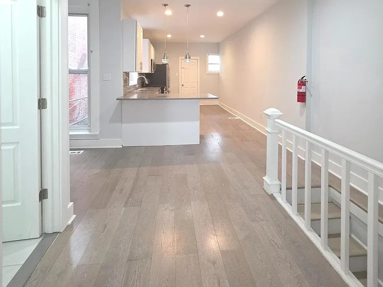 5515 Catharine St — Photo 3