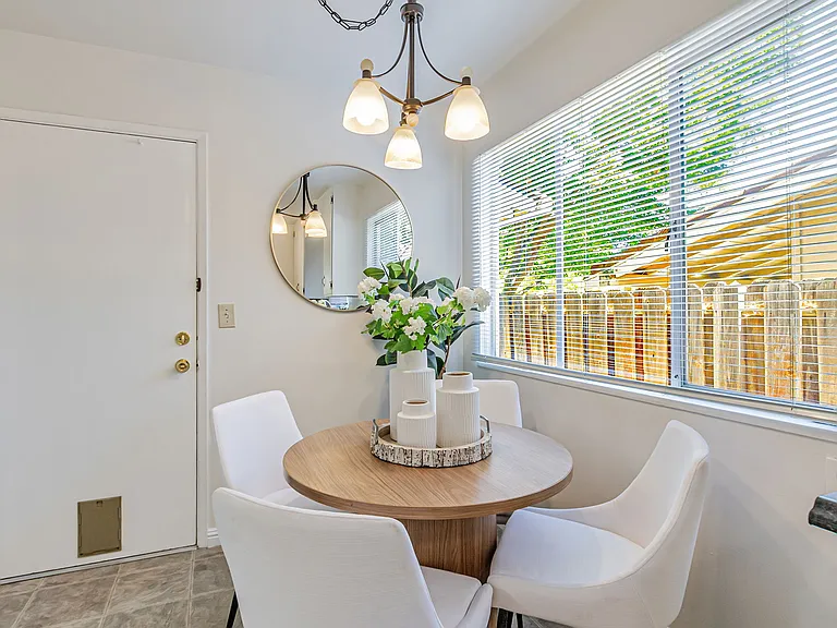 7624 Erin Way — Photo 8