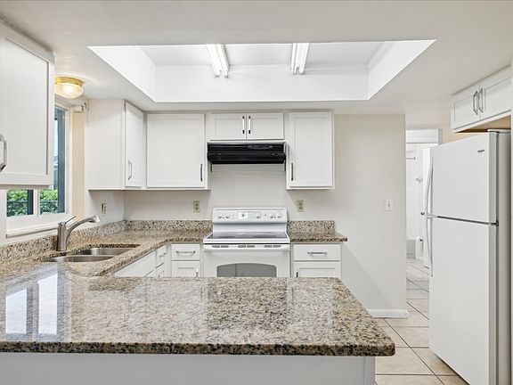 5th image of 607 SW 26th St