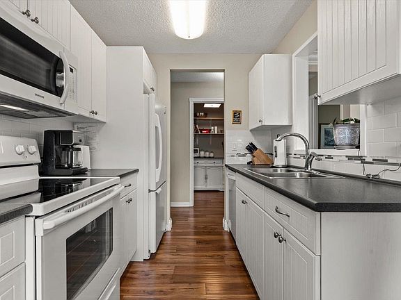 4th image of 9425 Nowell St #303