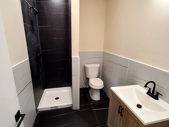 4th image of 165 Danforth Ave APT 3
