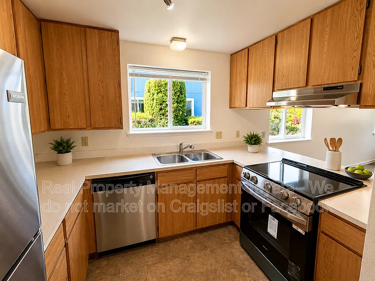 2915 Moore St — Photo 6