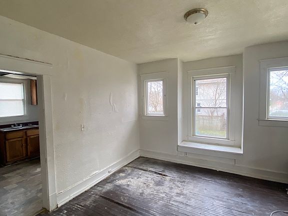 3rd image of 210 E Archer Ave