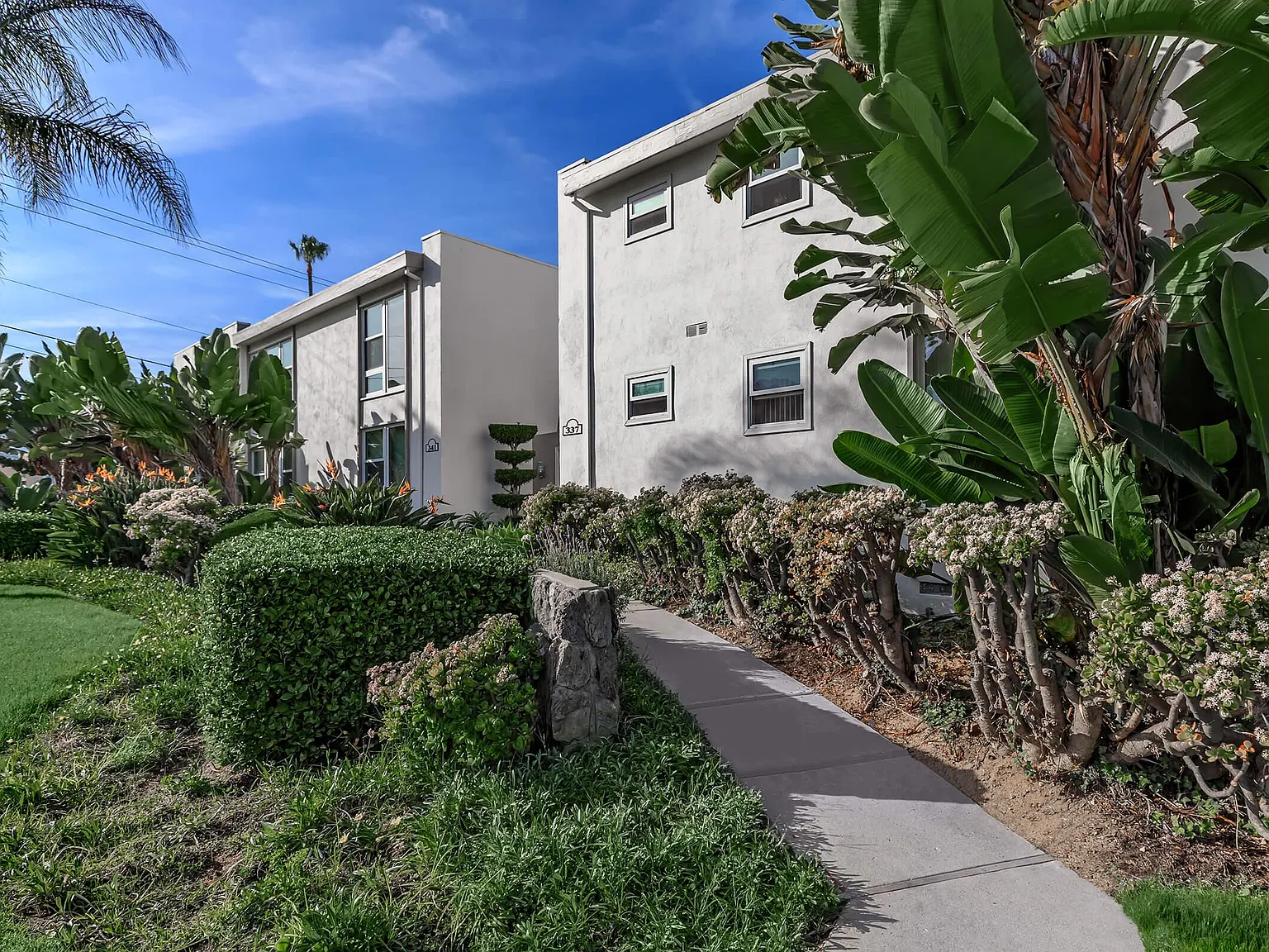 Sea Breeze Beach Apartments — Photo 1