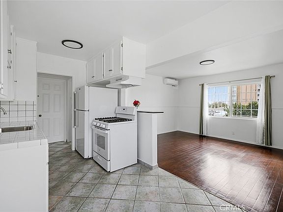 5th image of 330 W Laurel St APT D