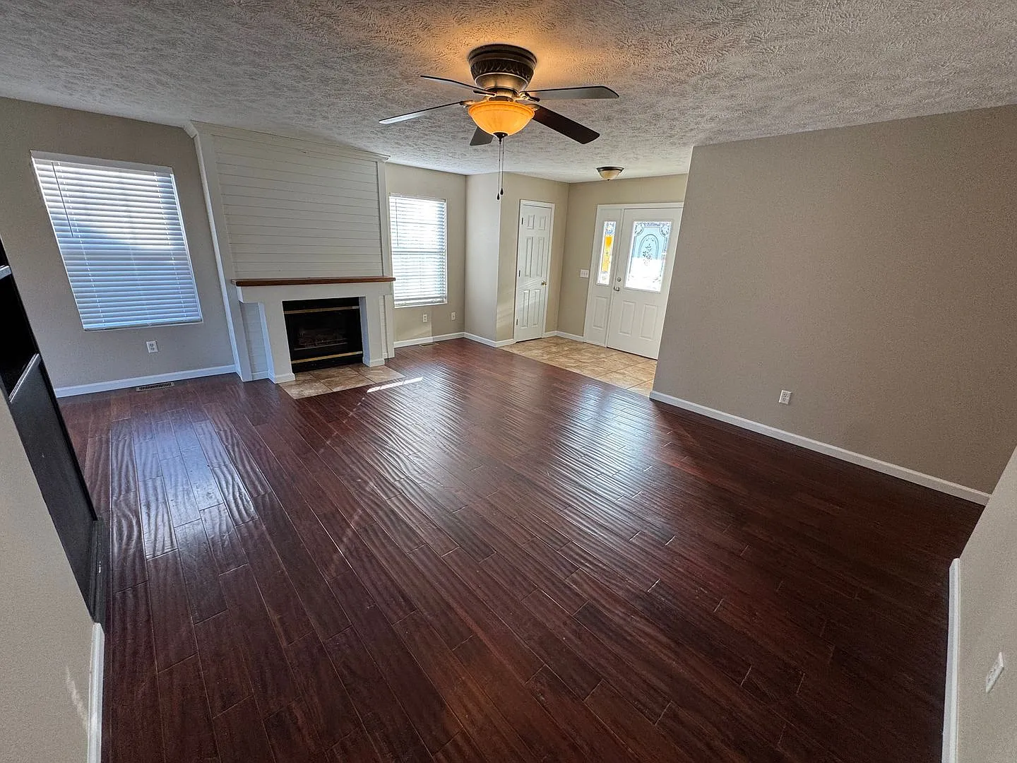 Beautiful 4 Bedroom Home in Nixa, MO — Photo 2