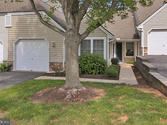 2nd image of 127 Hawthorne Ct