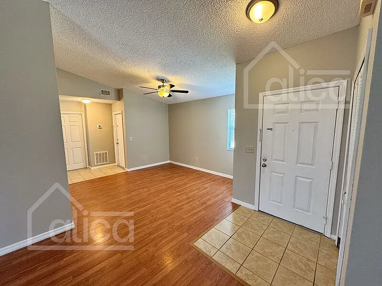 1147 Manitoba St — Photo 2