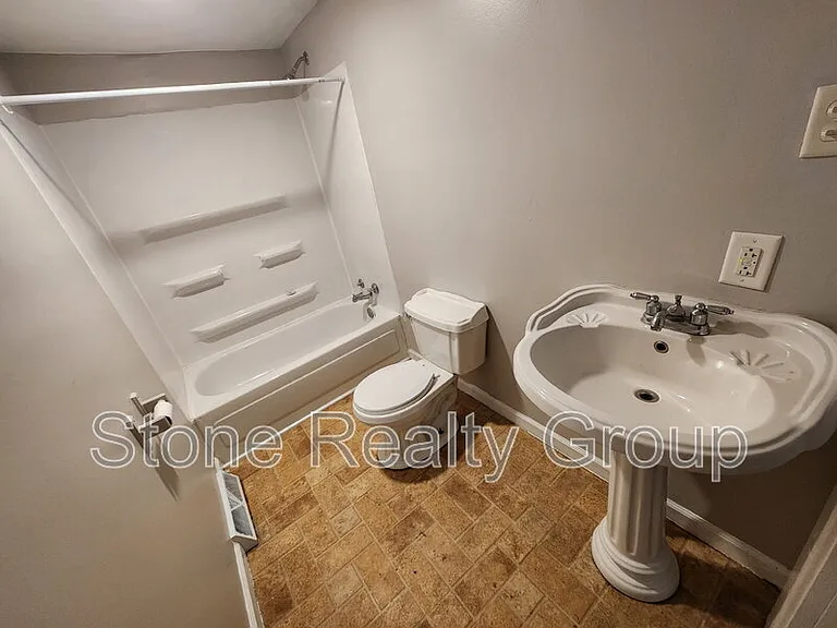 1040 7th Ave — Photo 7