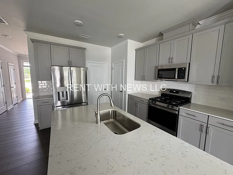 243 Paramount Dr — Photo 5