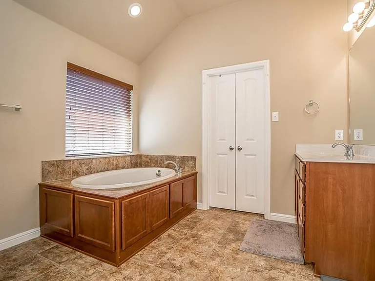 1405 Nightingale Dr — Photo 17